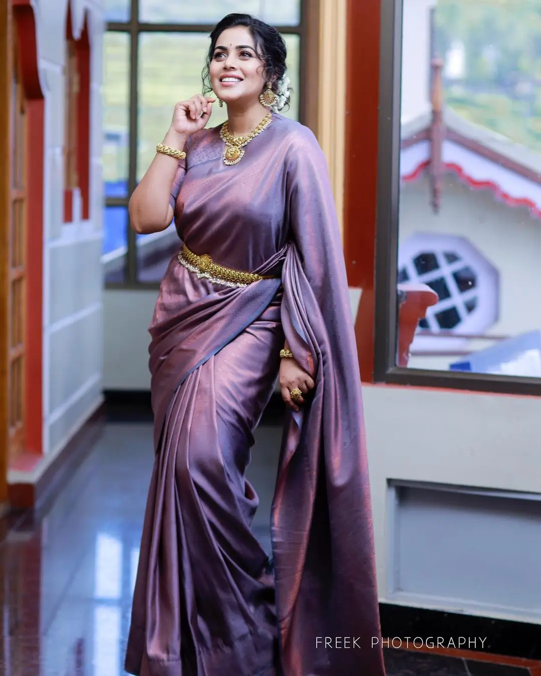 SHAMNA KASIM WEARING BEAUTIFUL JEWELLERY VIOLET SAREE 6